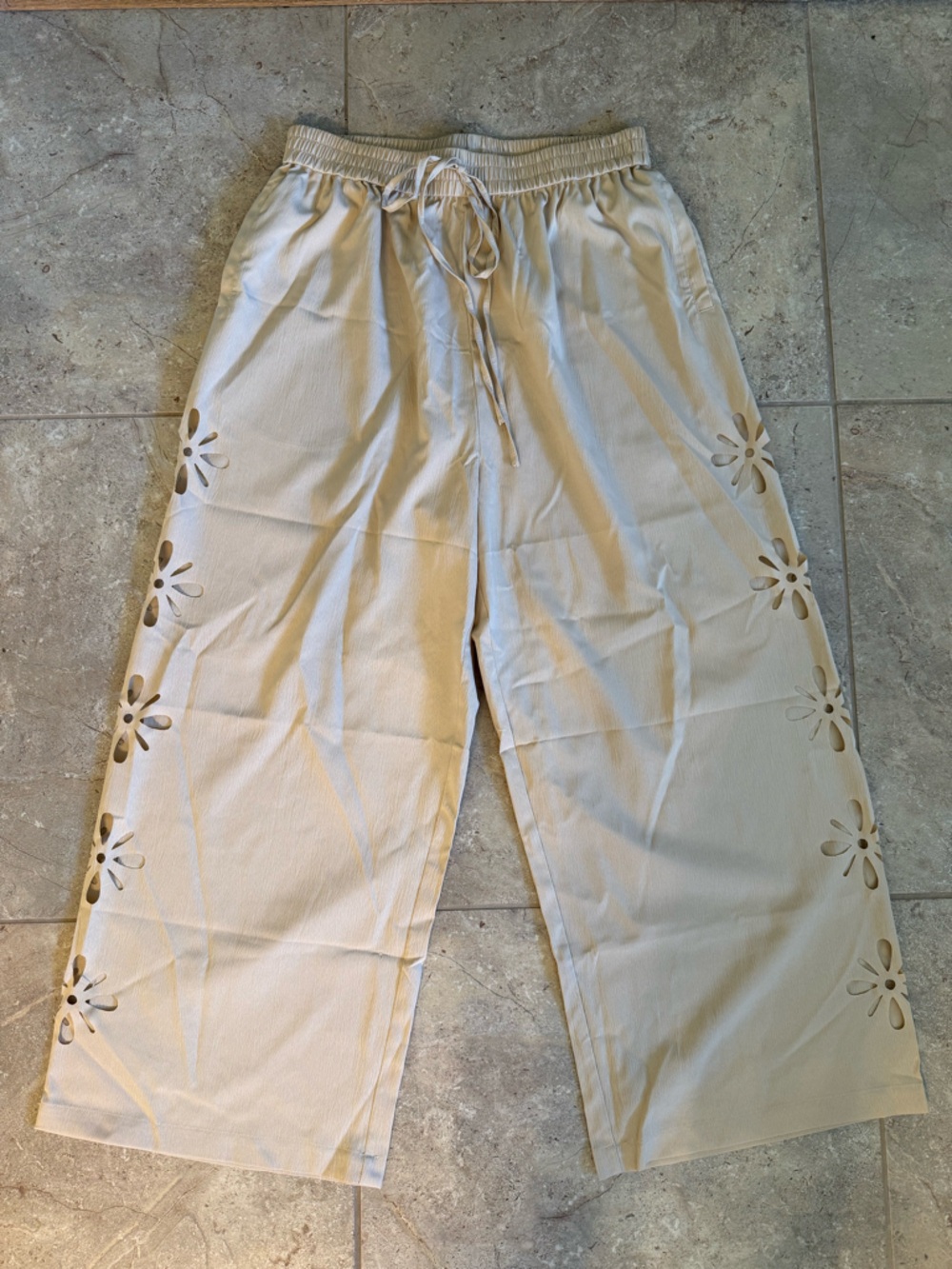 CUPSHE Enlightening Beige Pants Women’s Flowy Floral Drawstring - XL - NWT - Picture 7 of 15
